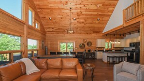 A spacious wooden cabin with a living area, kitchen, and dining space. - Luna Stella Lodge-6BR Mt View, Hot Tub, Fire Pit (McHenry)