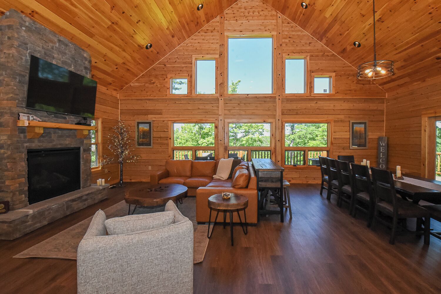 電視、壁爐、足球機