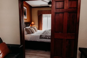 1 Schlafzimmer, Schreibtisch, Bügeleisen/Bügelbrett, Reisekinderbett