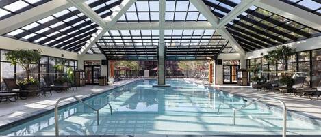 Piscina coperta, una piscina riscaldata