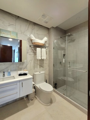 Condo, 2 habitaciones, cocina, vista al océano | Baño | Regadera, amenidades de baño de diseñador, secadora de cabello, toallas