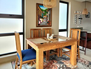 คอนโด, 2 ห้องนอน, ห้องครัว, วิวทะเล | ห้องรับประทานอาหาร