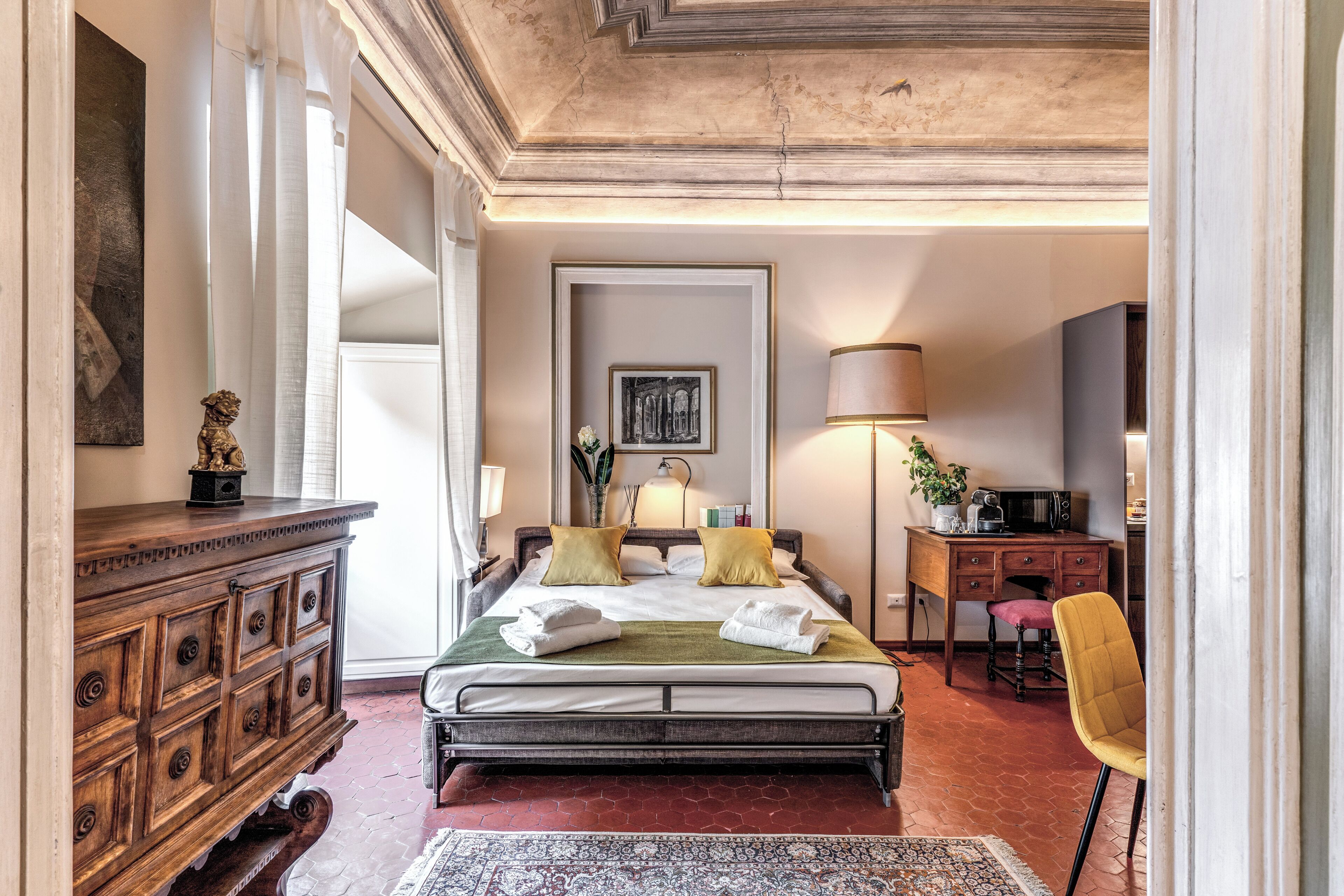 1 chambre, bureau, fer et planche à repasser, lit parapluie