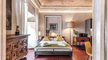 1 slaapkamer, een bureau, een strijkplank/strijkijzer, reisbedje