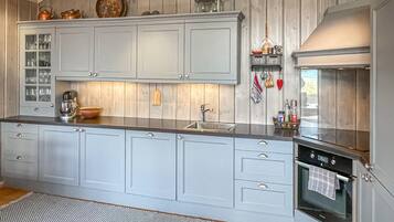 ثلاجة، غسالة أطباق، ماكينة لصنع القهوة/الشاي