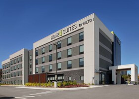 Un moderno edificio de hotel con el letrero 