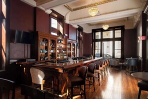 3 bares, bar en la azotea, salón en el lobby, bar de cocktails