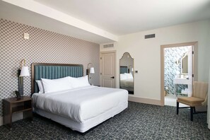 办公桌、笔记本电脑工作区、遮光窗帘、熨斗/熨衣板