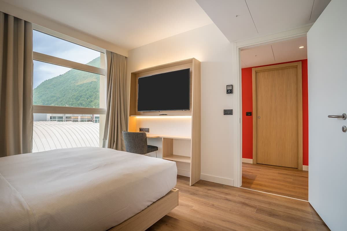 Family Room, 1 King Bed | In-room safe, free WiFi