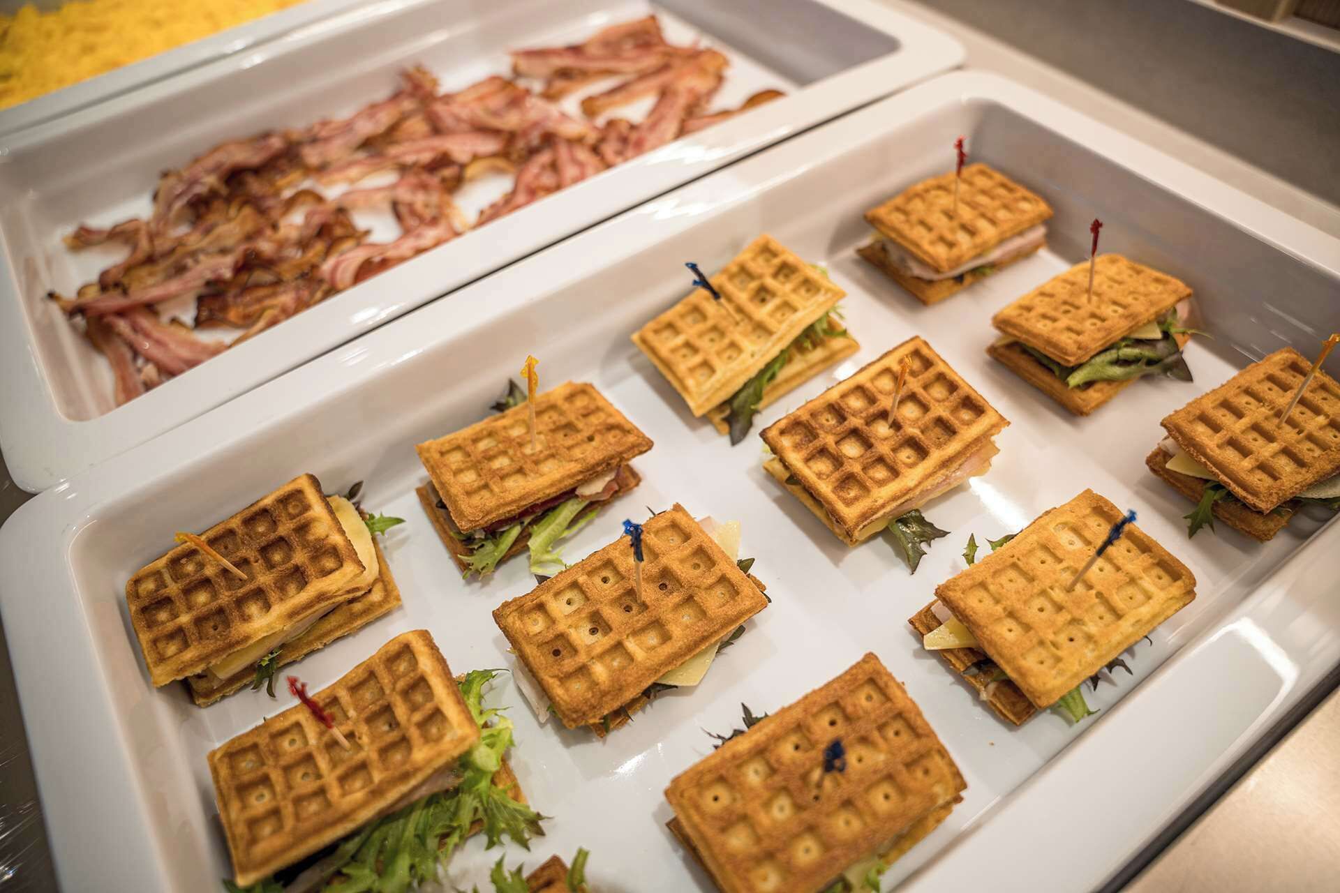 Ein Buffet mit Waffeln und Speck.