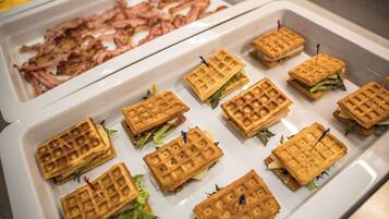 Ein Buffet mit Waffeln und Speck.