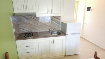 Quarto standard, 1 quarto, cozinha americana, vista para o mar | Cozinha privada | Geladeira