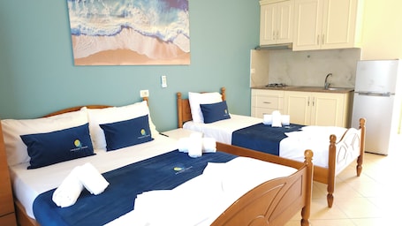 Standard Room, 1 Bedroom, Kitchenette, Courtyard View | Free WiFi, bed sheets