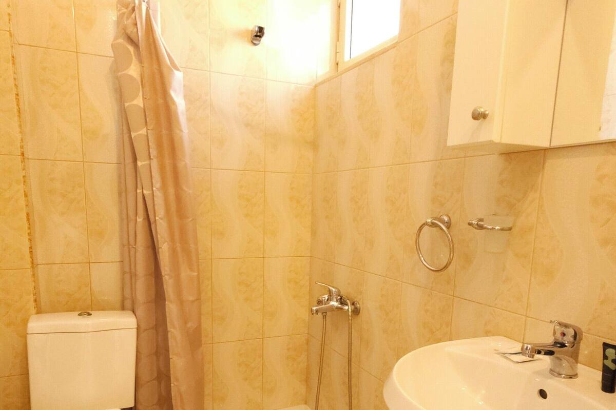 Un baño con inodoro, ducha y lavamanos.