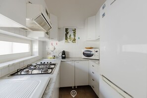 Refrigerador, parrilla de estufa y cafetera y tetera 