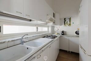 Fridge, stovetop, coffee/tea maker, cookware/dishes/utensils - Beachside Apartments - Vista (Torre Grande)