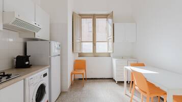 Kühlschrank, Herdplatte, Wasserkocher mit Kaffee-/Teezubehör