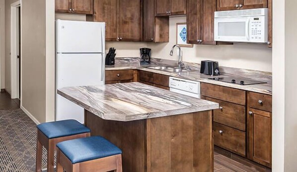 Kühlschrank, Mikrowelle, Herdplatte, Wasserkocher mit Kaffee-/Teezubehör