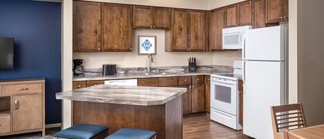 Refrigerador, microondas, parrilla de estufa y cafetera y tetera