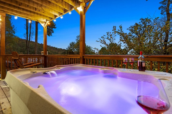 Family Cabin, Mountain View | Private spa tub
