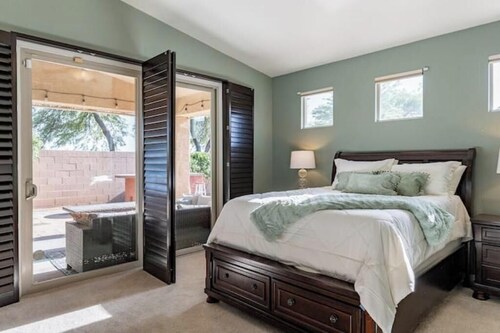 Elegant desert getaway. 4 bedroom 2.5 bath. Sleeps 8. Heated pool. Outdoor BBQ.