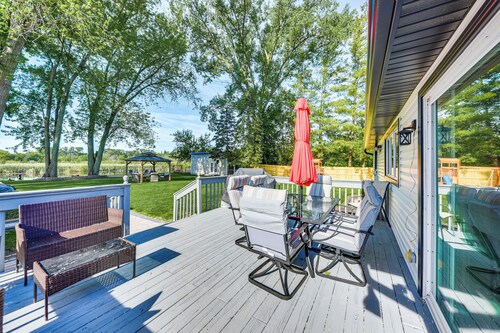 Dock, Kayaks, Game Room: Lakefront Antioch Home!