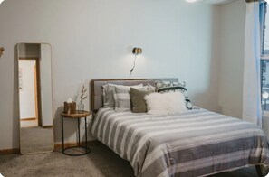 2 bedrooms, iron/ironing board, travel cot, free WiFi - 100 N Third • Cozy Downtown Apartment • Pet friendly! (Marquette)