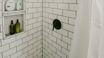 Regadera, secadora de cabello, toallas, jabón