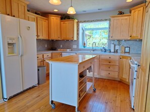 Jääkaappi, mikroaaltouuni, uuni, liesi