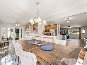 Dining - Oakhurst Hideaway: 3 Bed & 2 Bath w/ Hot Tub, Ping Pong & BBQ (Oakhurst)