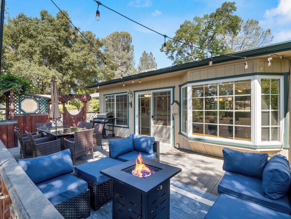 Outdoor dining - Oakhurst Hideaway: 3 Bed & 2 Bath w/ Hot Tub, Ping Pong & BBQ (Oakhurst)