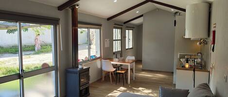 Een smart-tv, een open haard en een filmbibliotheek