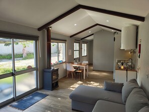 Una Smart TV, una chimenea, una videoteca