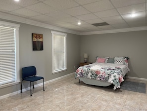 Room - Amazing house with 5 bedrooms 3 full bathrooms. (Duluth)