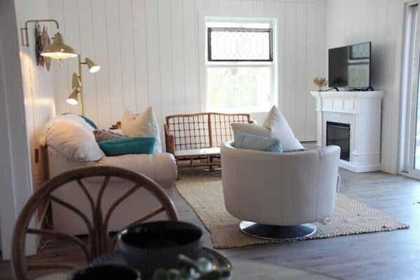 Fernseher, Kamin, DVD-Player, Videothek