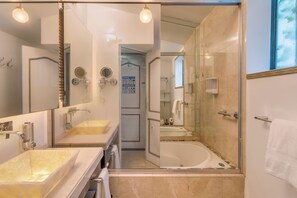 Habitación doble Premium, baño privado (7) | Baño | Regadera, secadora de cabello, toallas, jabón 
