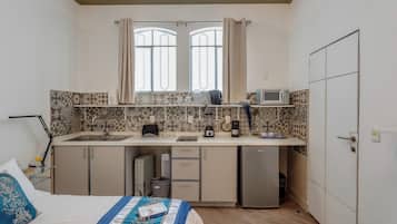 Habitación doble superior, 1 cama matrimonial, baño privado (2) | Cocina privada | Frigobar, microondas, cafetera y tetera y tetera eléctrica