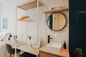 Een douche, handdoeken, zeep, shampoo