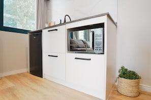 Frigobar, microondas, placa de cocina, utensilios de cocina