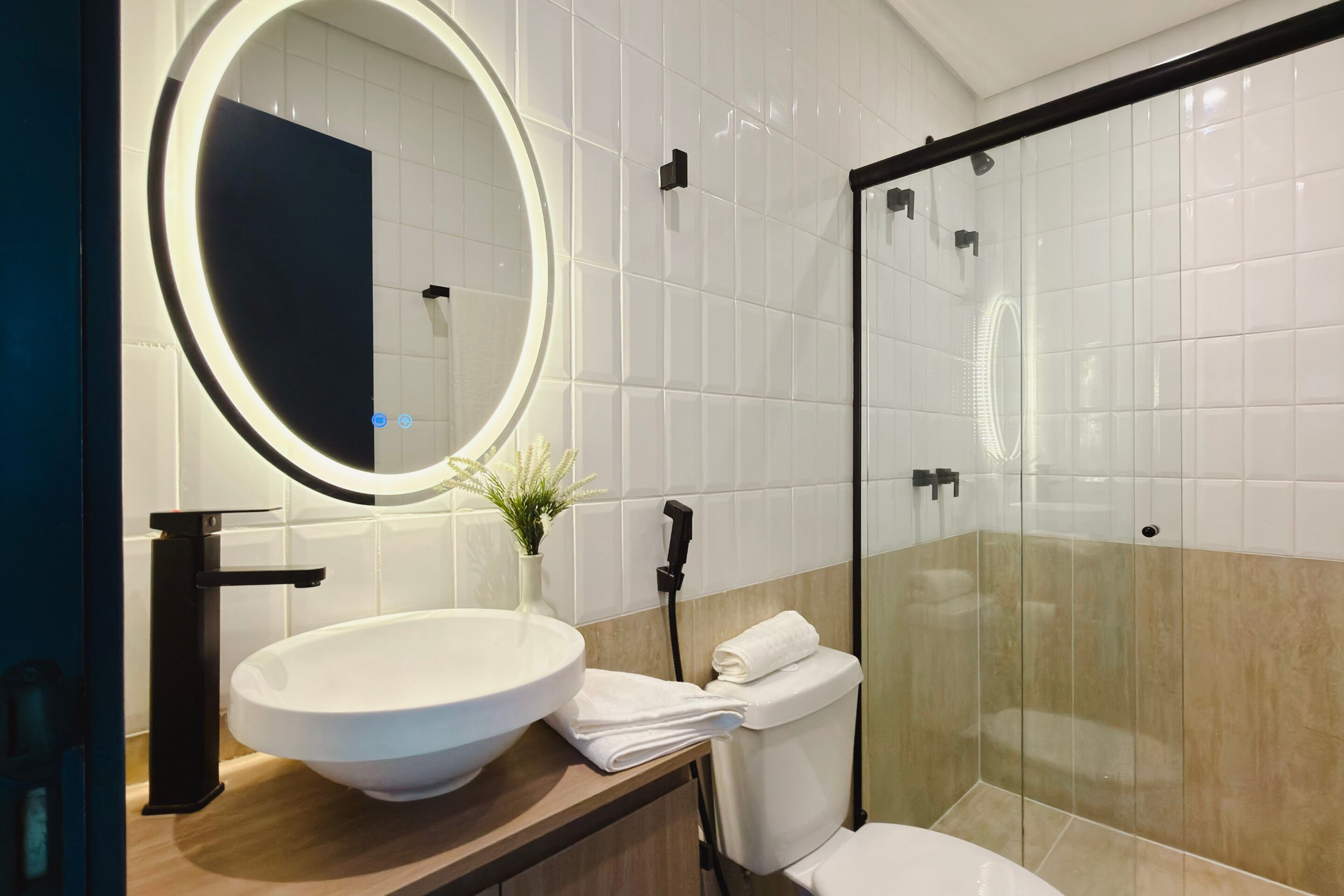Studio « Premier » (Familia) | Salle de bain | Douche, serviettes fournies, savon, shampoing