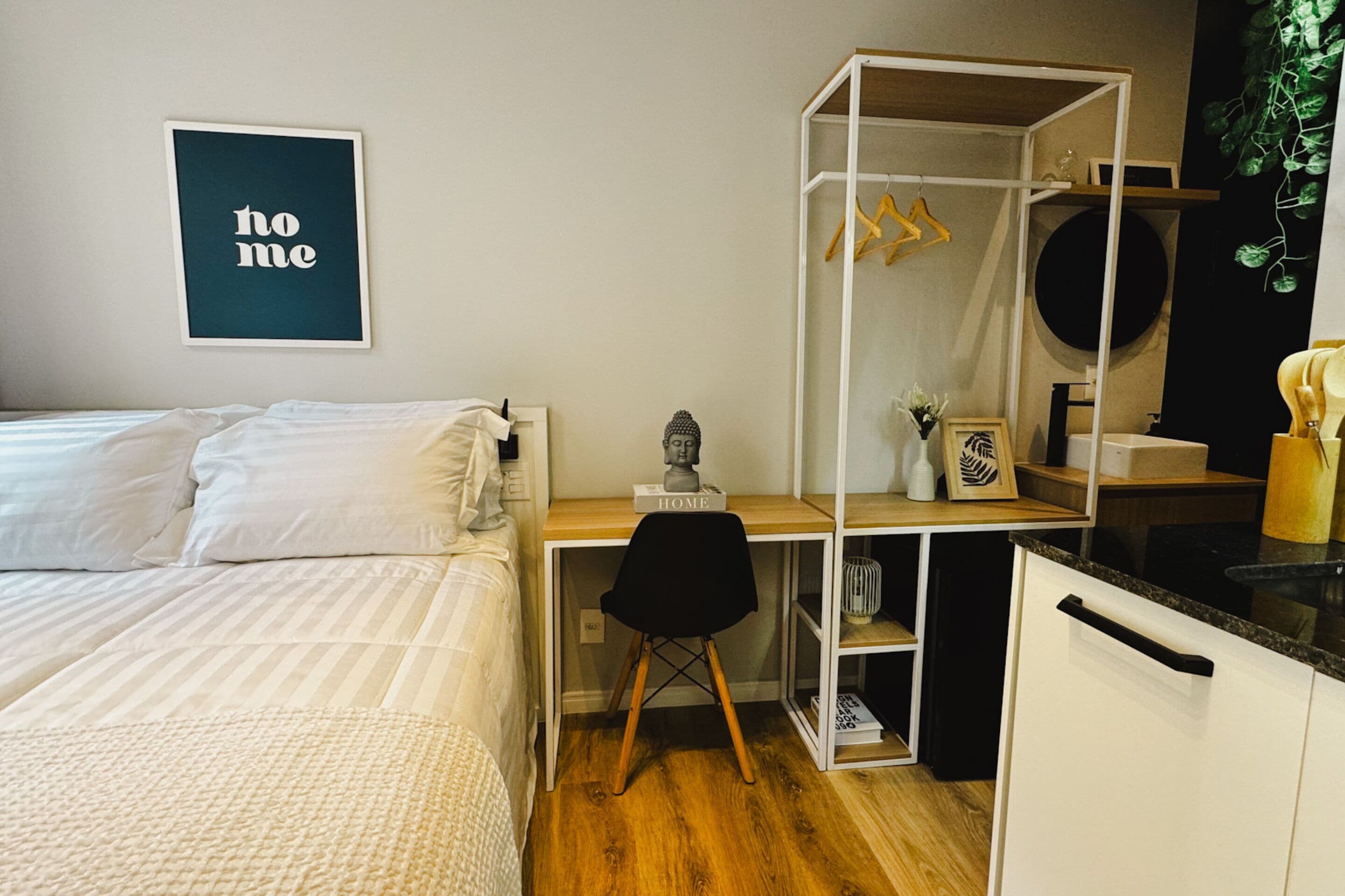Quarto com cama, escrivaninha, cadeira e guarda-roupa.