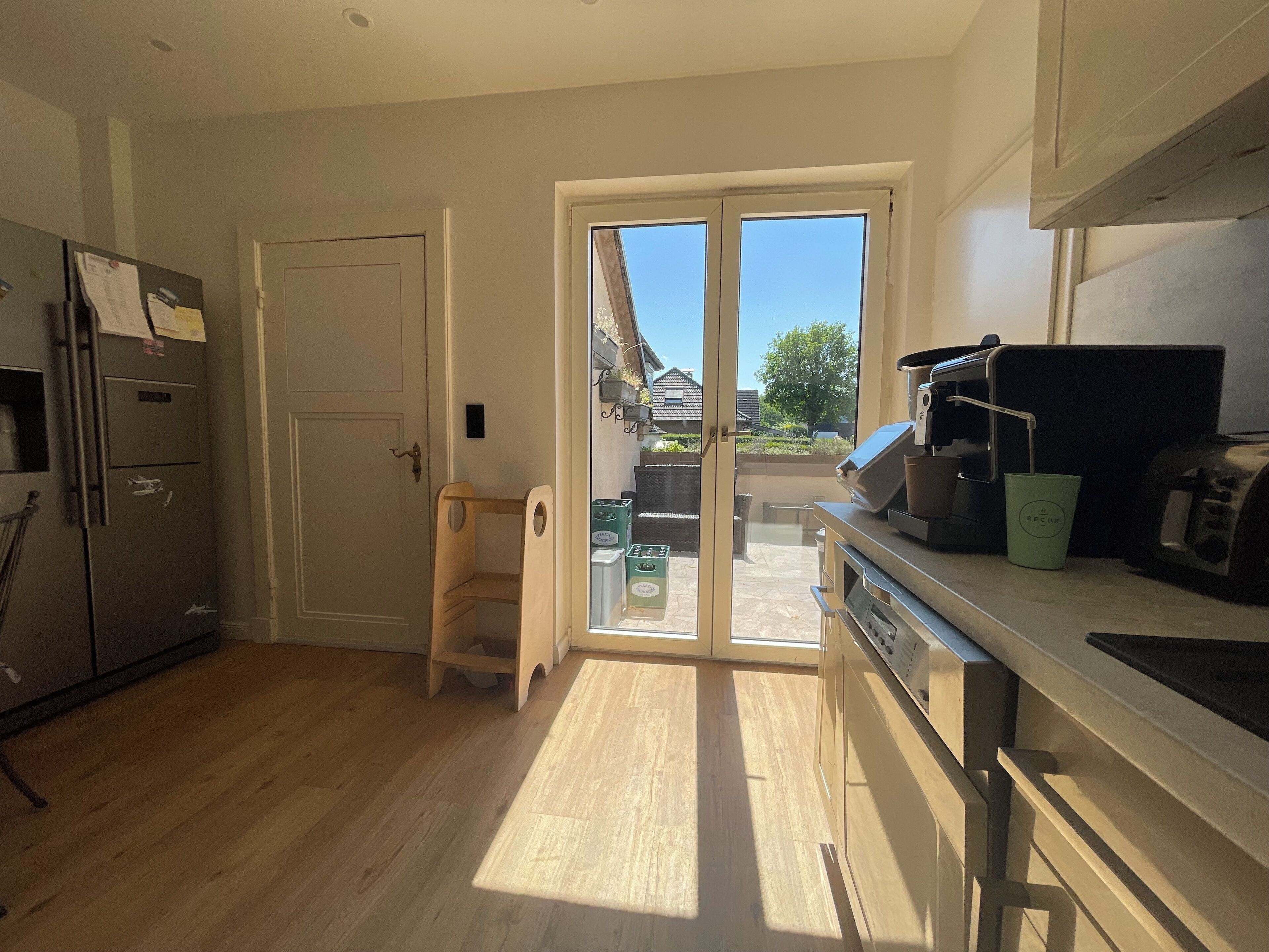 Kylskåp, spishäll, diskmaskin och kaffe- och tebryggare