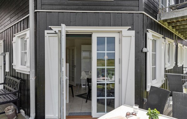 Outdoor dining - Cozy apartment in Bogense with sauna (Bogense)