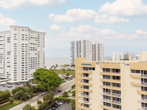 Un edificio de gran altura con un llamativo letrero que dice "WYNDHAM", rodeado de otros edificios altos y un cielo despejado.