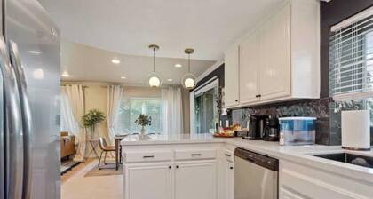 Stylish, 5 bedrm family home w/king bed