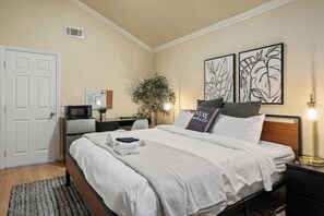 5 bedrooms - Stylish, 5 bedrm family home w/king bed (Santa Clarita)