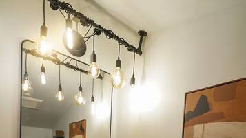 Haartrockner, Handtücher, Seife, Shampoo