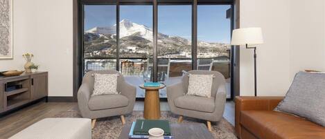 Smart-tv, een open haard, een dvd-speler en een stereo