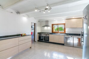 Fridge, microwave, oven, stovetop - YourHouse Finca Can Grau (Sencelles)