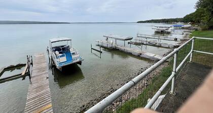 Cozy 1-bedroom hotel in amazing Hubbard Lake with WiFi, AC